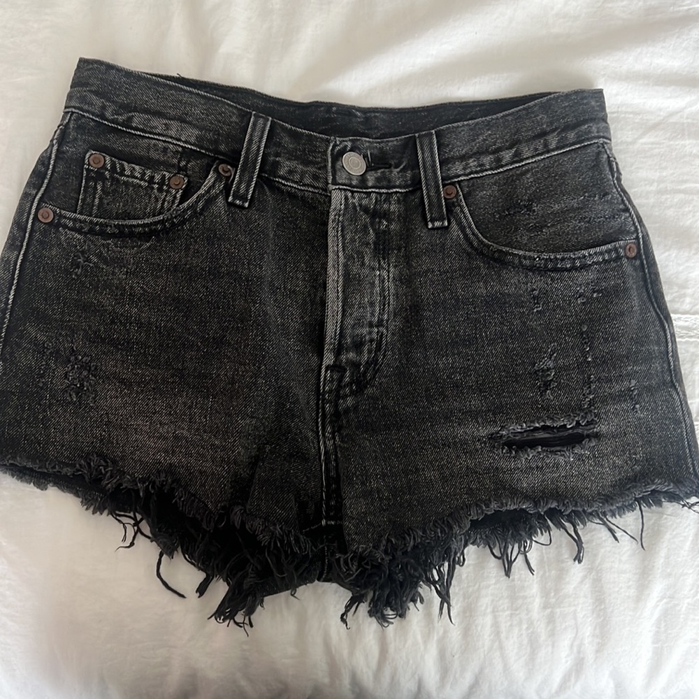 Levi’s 501 Original High Rise Shorts in Black Distressed - Picture 2 of 2